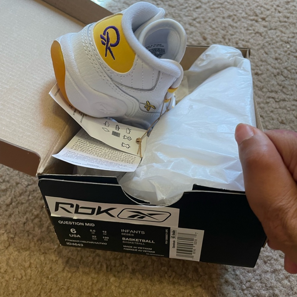 Brand new rebok 6c yellow white purple brand new never worn with box